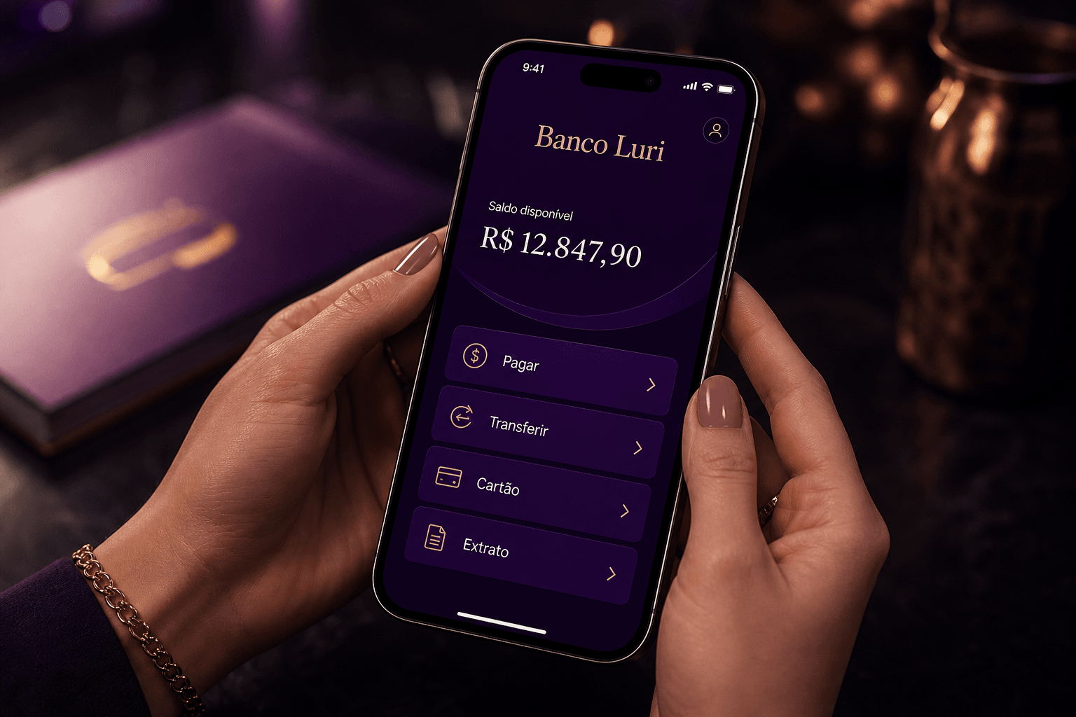 Aplicativo do Banco Luri exibido no celular com cartão empresarial