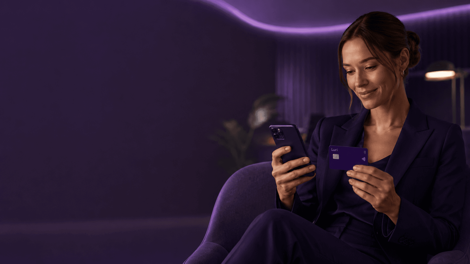Cliente Banco Luri usando cartão empresarial e celular