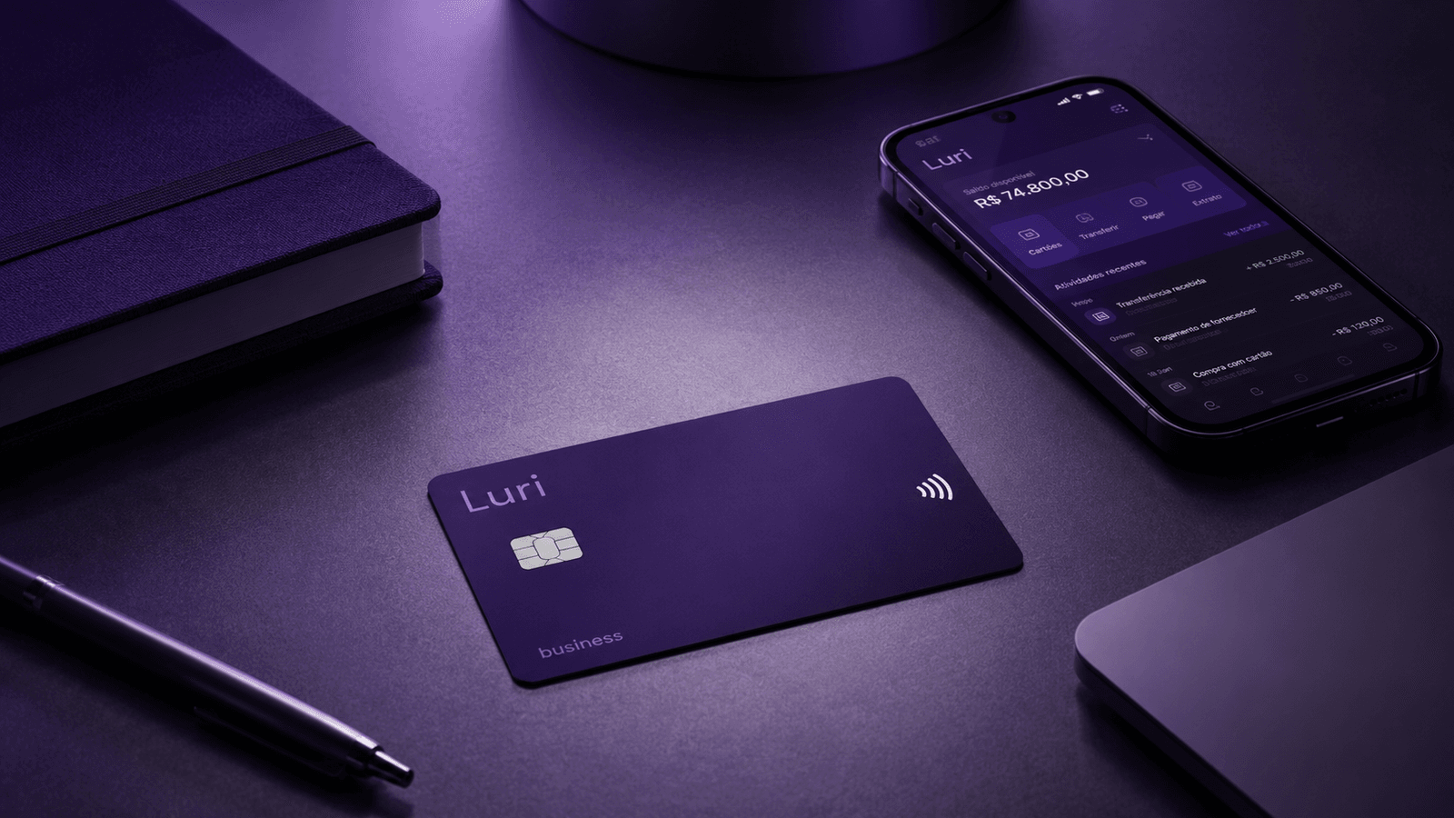 Cartão empresarial do Banco Luri em mesa de trabalho com celular ao fundo