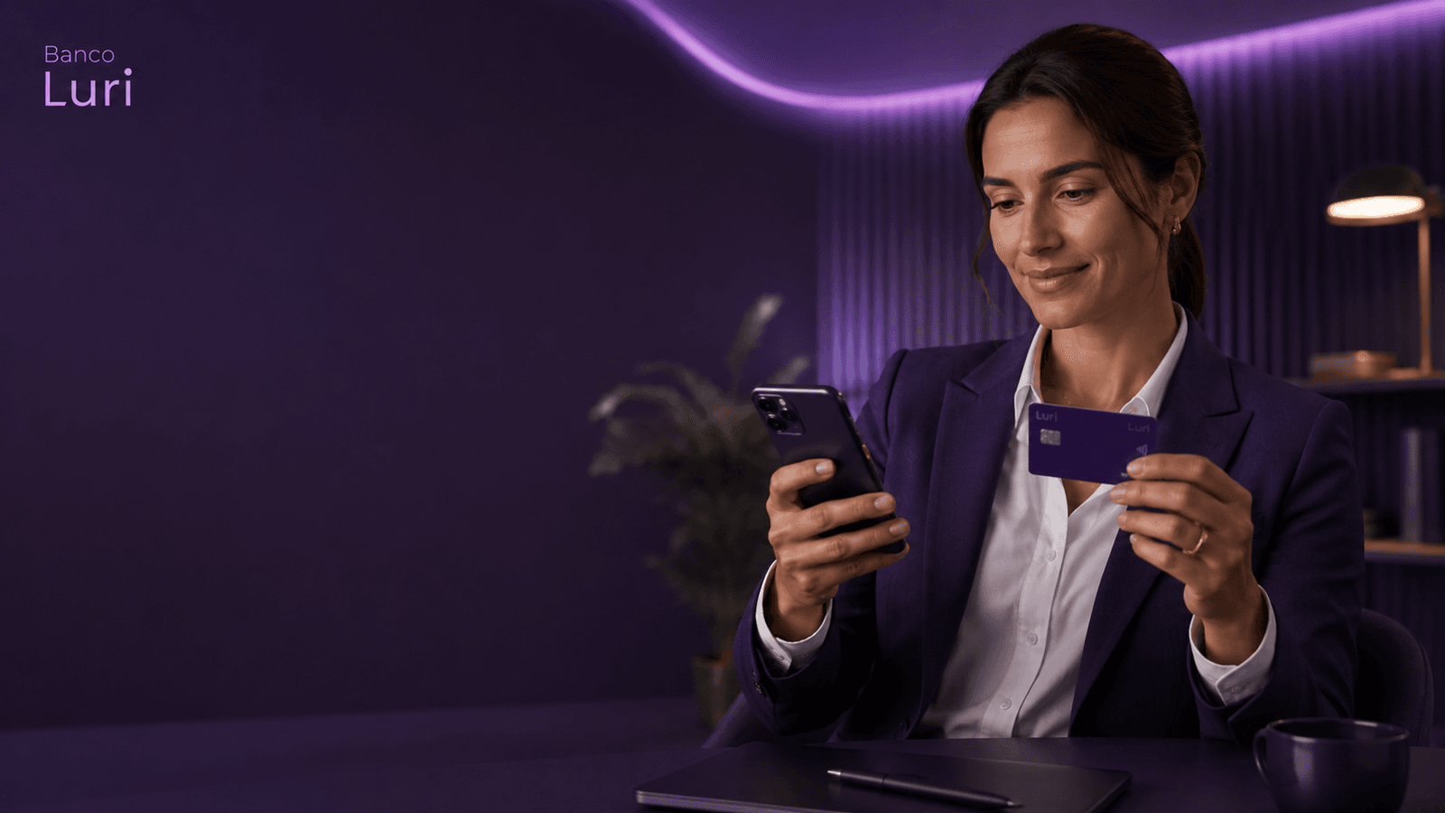 Executiva usando o cartão do Banco Luri pelo celular